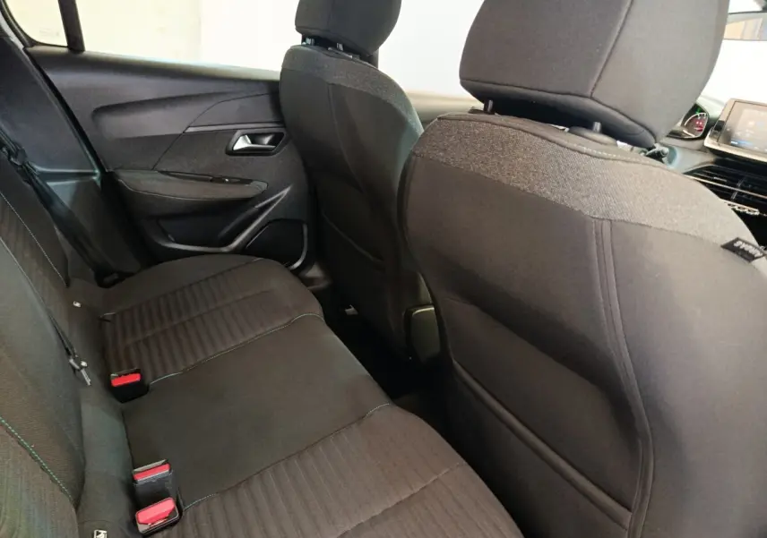 Vue intérieure arrière côté gauche de la banquette noire de la Peugeot 208 PureTech 75 S&S Style 2023.