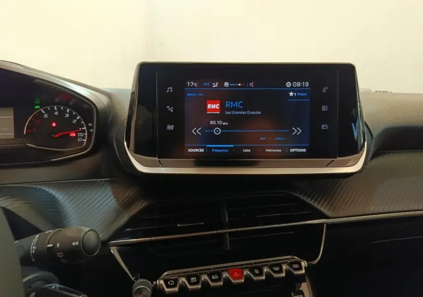 Vue intérieure centrée sur l'écran tactile 7 pouces du tableau de bord de la Peugeot 208 PureTech 75 S&S Style 2023.