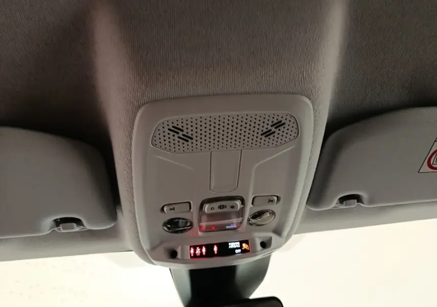 Plafonnier intérieur avec commandes d’éclairage et affichage d’alerte dans un Peugeot 208 blanc 2023.