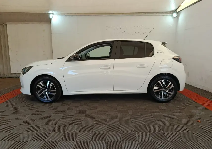 Peugeot 208 PureTech 75 S&S Style blanche vue de profil côté gauche, avec jantes alliage et logo Style sur l'aile arrière.