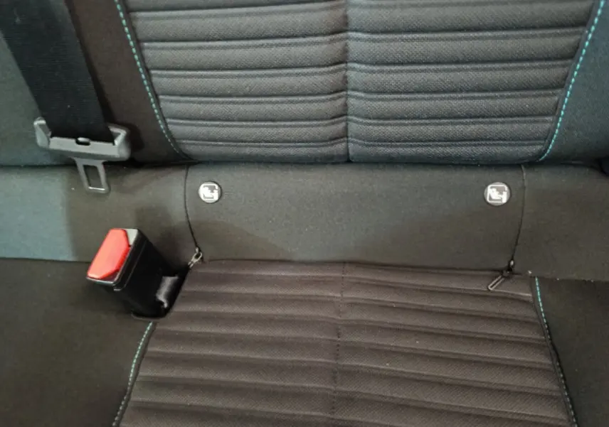 Gros plan sur la banquette arrière noire de la Peugeot 208 PureTech 75 S&S Style avec ceinture et fixations Isofix visibles.