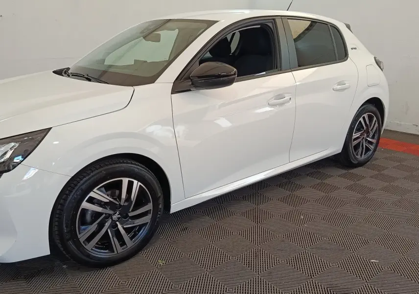 Peugeot 208 blanc vue de profil côté gauche, avec jantes alliage noires et rétroviseurs noirs brillants.