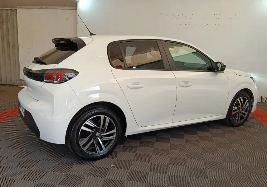 Peugeot 208 PureTech 75 S&S Style blanc vue de profil droit, avec jantes alliage et feux arrière LED distinctifs.