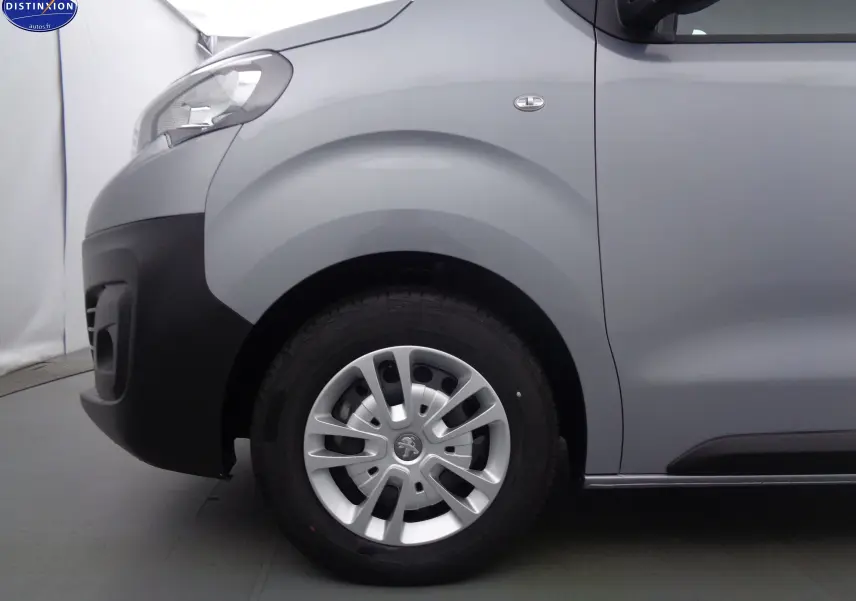 Gros plan sur la roue avant gauche et l'aile grise Artense métal du Peugeot Expert Fourgon 2022, finition Premium.