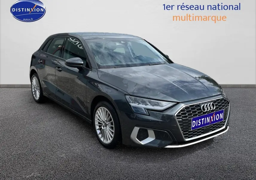 Audi A3 Sportback gris Manhattan vue 3/4 avant droit avec calandre hexagonale et jantes alu 17 pouces