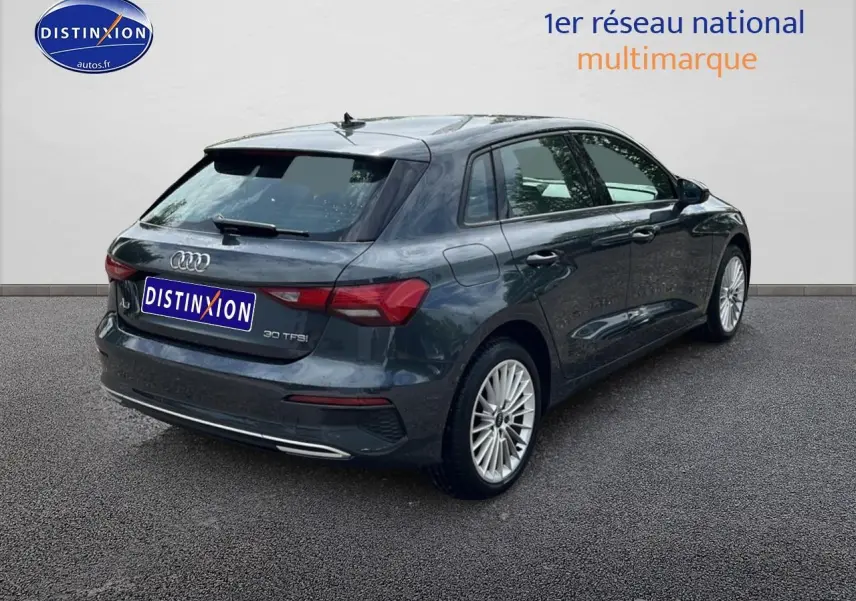 Audi A3 Sportback gris Manhattan vue 3/4 arrière droit avec jantes alu et feux LED distinctifs.