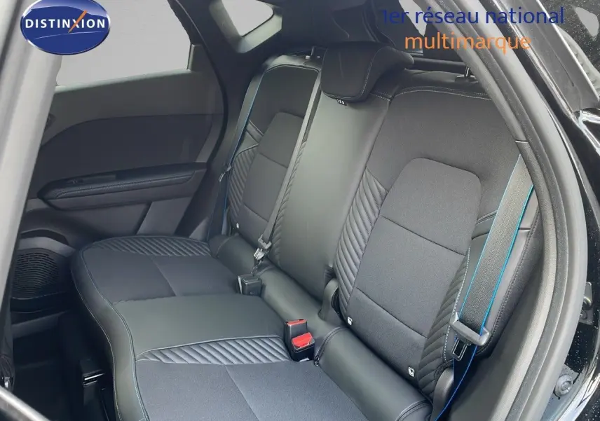 Vue intérieure côté droit des sièges arrière noirs avec surpiqûres bleues du Renault Captur E-Tech hybride 2025.