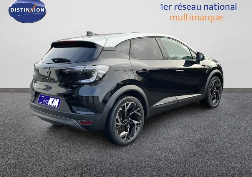 Vue 3/4 arrière droite d'un Renault Captur noir étoile métal avec toit gris, jantes noires et vitres teintées.