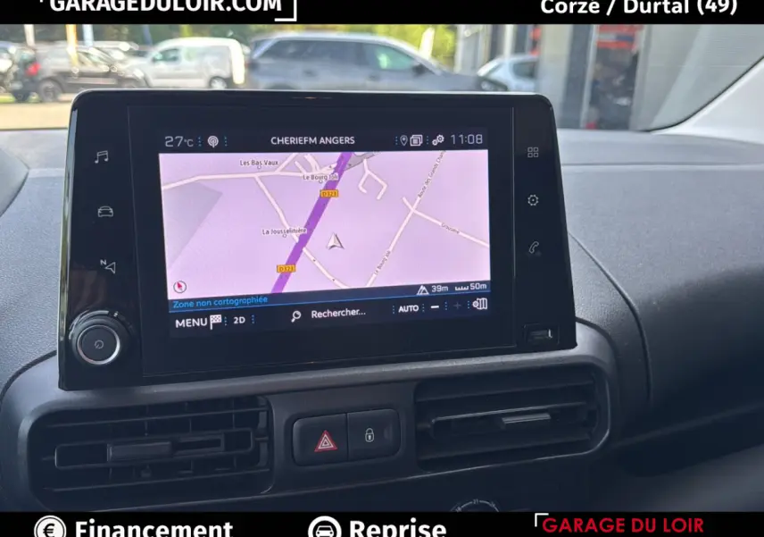 Vue intérieure du tableau de bord du Peugeot Rifter bleu 2024, avec écran tactile de navigation allumé.