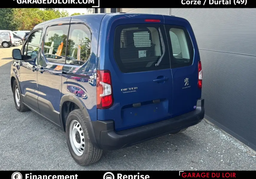 Vue 3/4 arrière droite d'un Peugeot Rifter bleu 2024 avec portes arrière asymétriques et jantes acier simples.