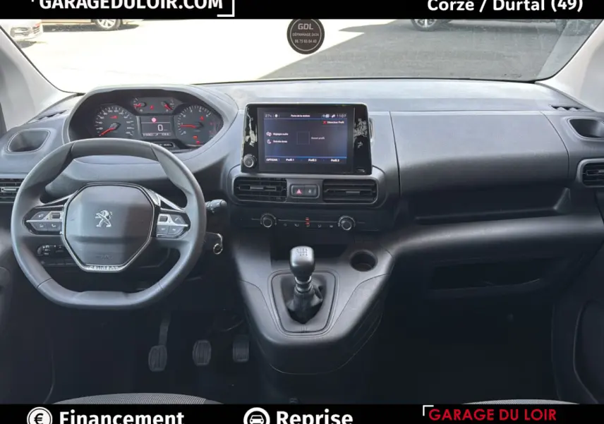 Intérieur du Peugeot Rifter 2024, vue frontale du tableau de bord avec volant compact et écran tactile central.