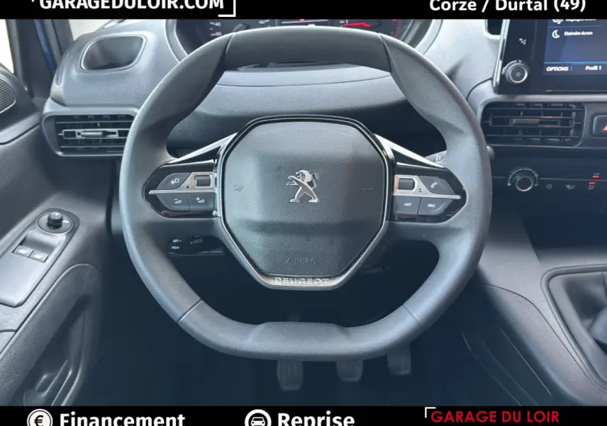 Vue rapprochée du volant Peugeot d’un Rifter 2024, avec commandes intégrées et tableau de bord noir.