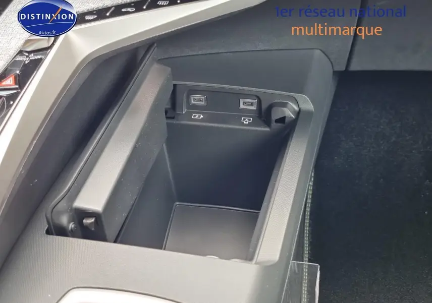 Vue rapprochée de la console centrale noire du Peugeot 3008 blanc, montrant les ports USB intégrés.