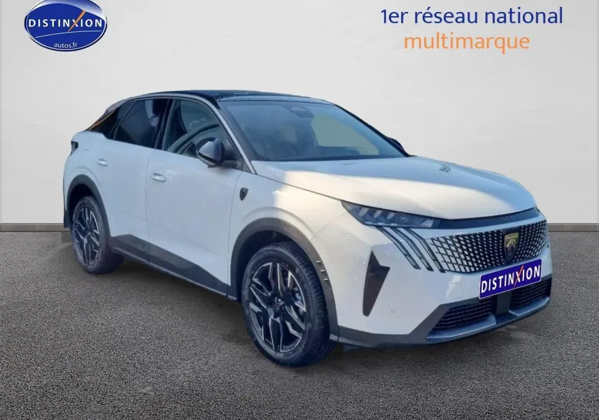 Peugeot 3008 blanc en 3/4 avant droit avec calandre distinctive et jantes alliage noires.