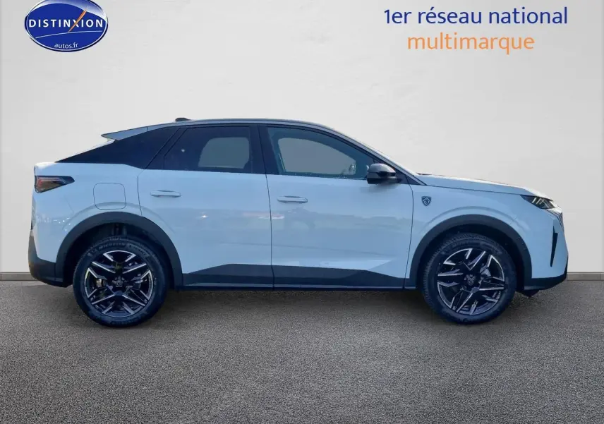 Profil droit du Peugeot 3008 blanc hybride 2025 avec jantes alliage noires et toit noir contrasté.