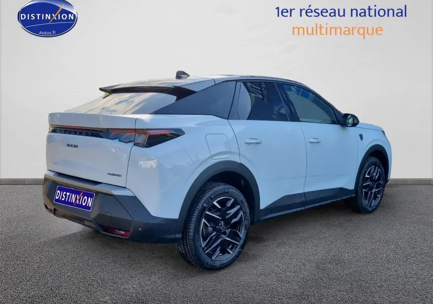 Peugeot 3008 blanc en 3/4 arrière droit, avec jantes alu noires et toit noir contrasté.