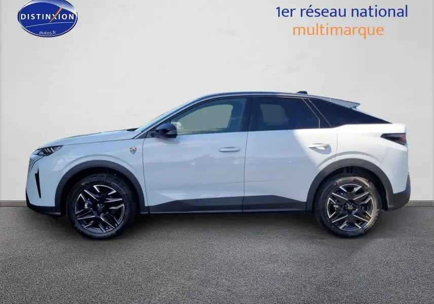 Vue de profil côté gauche d'un Peugeot 3008 blanc 2025 avec toit noir et jantes alliage noires.
