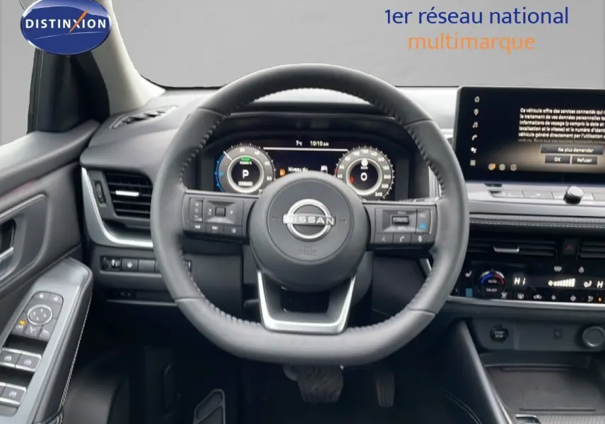 Vue intérieure centrée sur le volant noir du Nissan Qashqai 2025 avec tableau de bord digital et écran tactile.