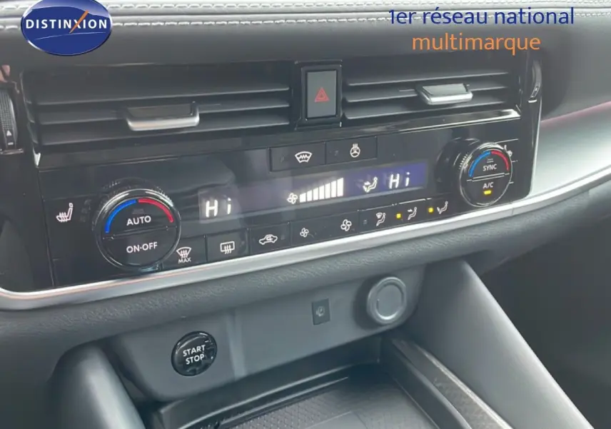 Détail de la console centrale du Nissan Qashqai blanc nacré, montrant les commandes de climatisation digitales et bouton start/stop.