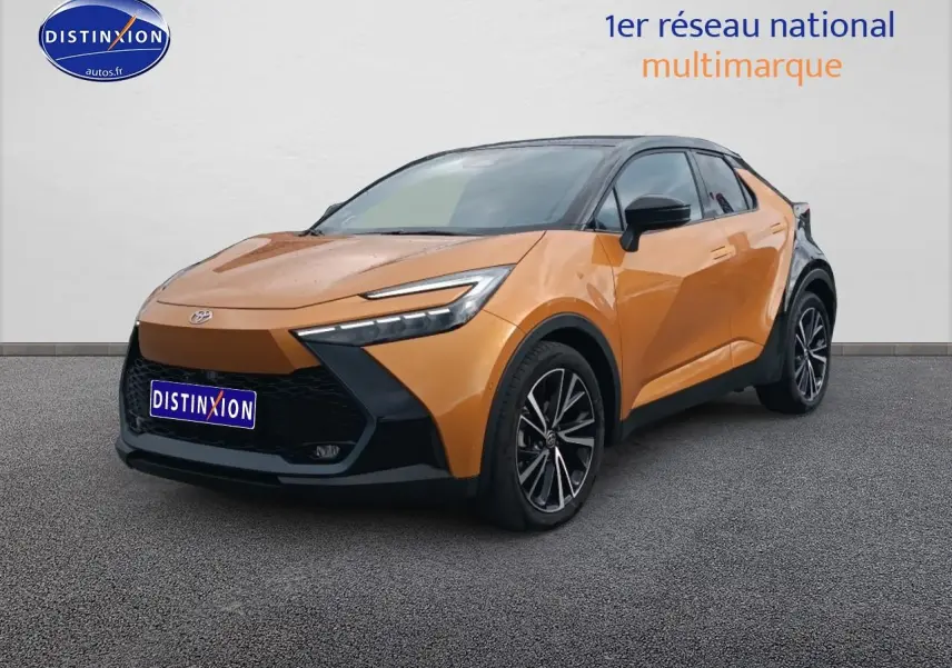 Toyota C-HR hybride 2025 or et noir en 3/4 avant droit avec jantes alu et toit noir panoramique.