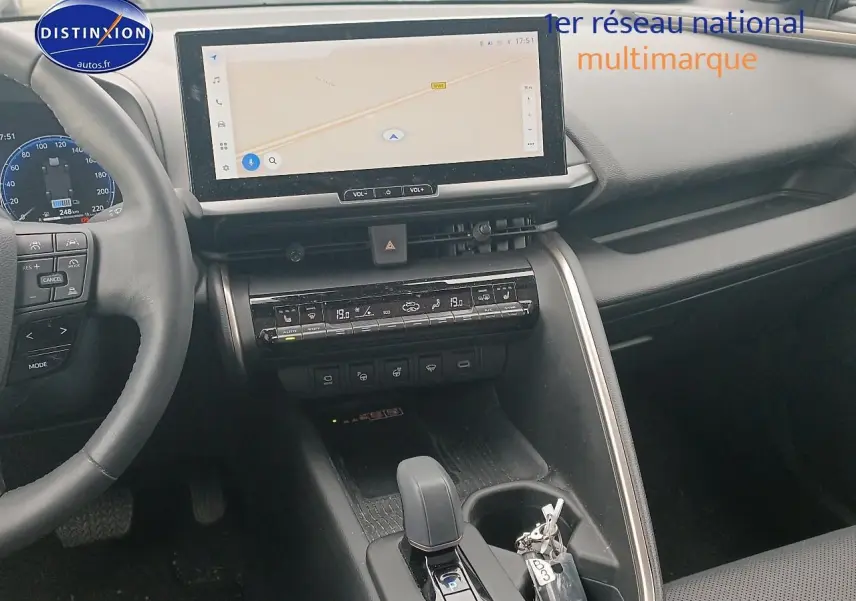 Vue intérieure centrée sur la console centrale et écran tactile du Toyota C-HR hybride 2025, finition noire.