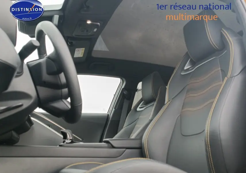 Vue intérieure avant du Toyota C-HR 2025 avec sièges sport noirs et surpiqûres or, toit panoramique en verre visible.