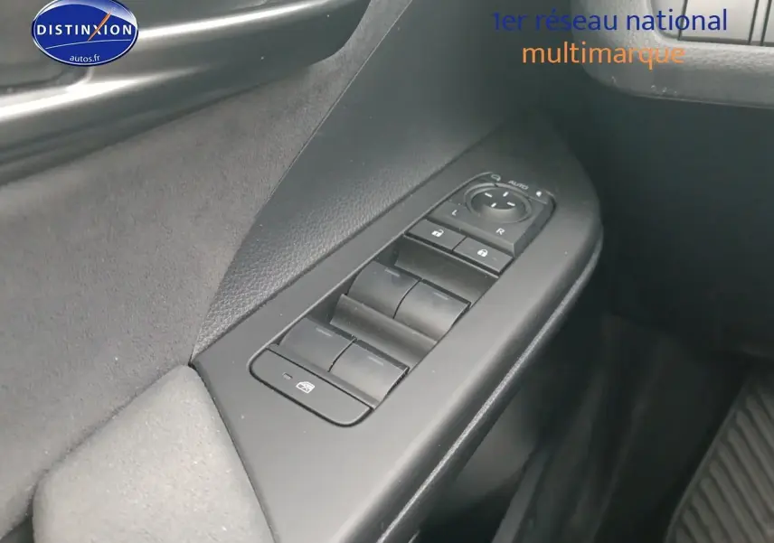 Commande des vitres et rétroviseurs côté gauche intérieur d’un Toyota C-HR hybride or/noir 2025.