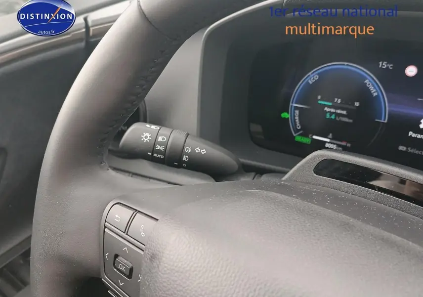 Gros plan sur le volant multifonction et l'écran numérique du tableau de bord du Toyota C-HR hybride 2025.