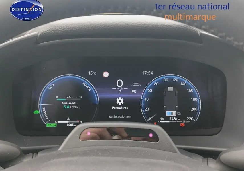 Tableau de bord numérique du Toyota C-HR hybride 2025 vu de face, affichant vitesse et consommation.