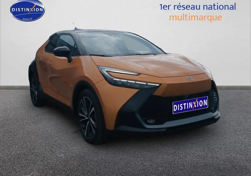 Toyota C-HR hybride 2025 or et noir, vue 3/4 avant avec phares LED et jantes alliage noires.