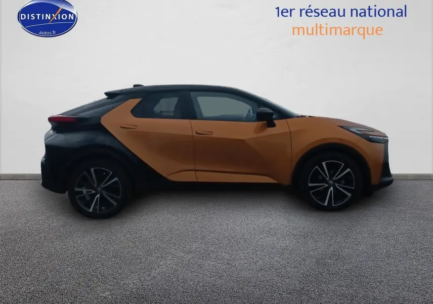 Profil droit du Toyota C-HR 2.0 hybride 2025 bicolore or et noir avec jantes alliage distinctives.