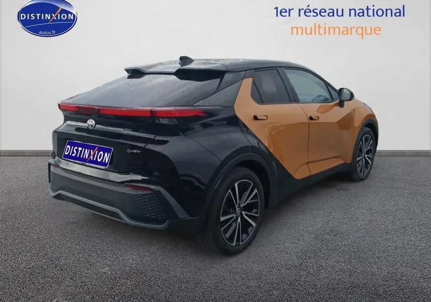 Toyota C-HR hybride 2025 or et noir, vue 3/4 arrière droit avec toit panoramique et jantes alu.