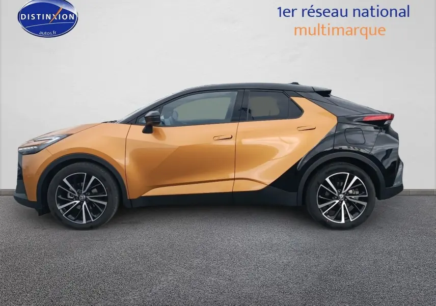 Profil droit du Toyota C-HR 2.0 hybride 2025 bicolore or et noir avec jantes alliage distinctives.