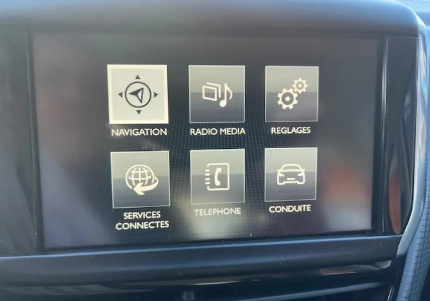 Écran tactile multifonctions 7 pouces de la Peugeot 208 noir, affichant les options de navigation et médias.
