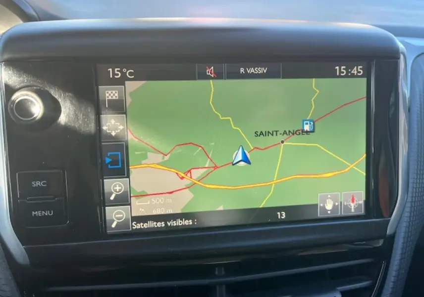 Écran tactile central de la Peugeot 208 2017 affichant la navigation GPS avec carte et commandes autour.