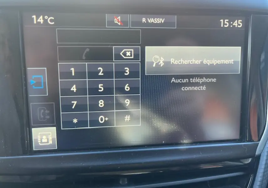 Écran tactile multifonctions 7 pouces de la Peugeot 208 noir, affichant le menu Bluetooth sans téléphone connecté.