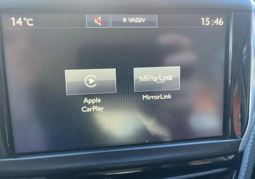 Écran tactile central de la Peugeot 208 noir affichant les options Apple CarPlay et MirrorLink en intérieur.