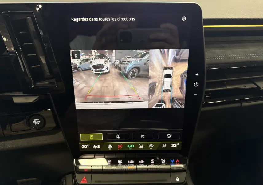 Écran central du Renault Austral Full hybrid blanc nacré, affichant la caméra de recul avec vue 360° intérieure.