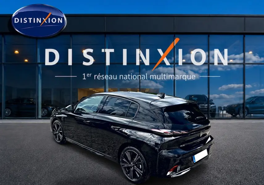 Peugeot 308 1.2 hybrid 145 GT noir vue 3/4 arrière droit, jantes alu et vitres arrière surteintées.