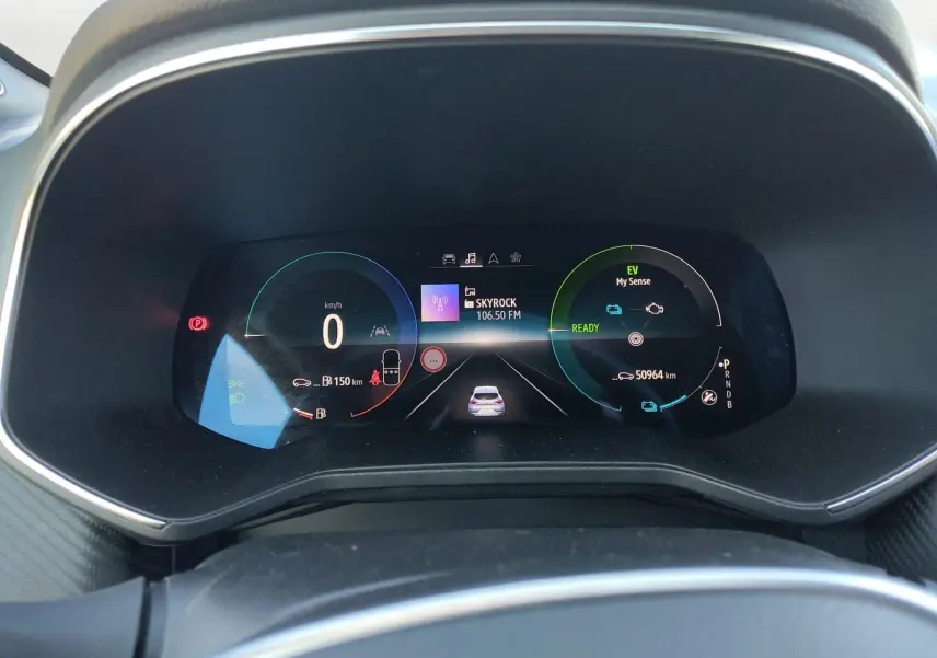 Vue rapprochée du tableau de bord numérique de la Renault Clio V E-Tech gris foncé, affichant la vitesse et l'autonomie.