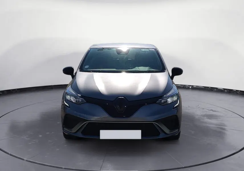 Vue de face d'une Renault Clio V E-Tech Full Hybrid 145 gris foncé métal, mettant en valeur ses phares LED et calandre noire.