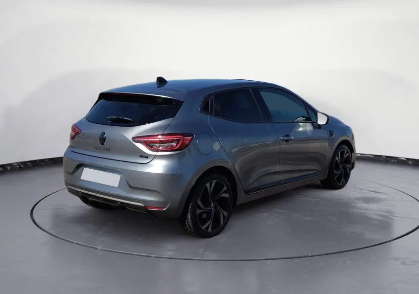 Renault Clio V E-Tech hybride gris foncé métal vue 3/4 arrière droit avec jantes noires et vitres teintées.
