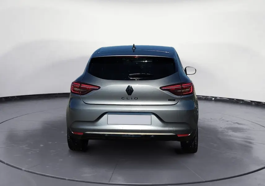Vue arrière d'une Renault Clio V E-Tech Full Hybrid 145 gris foncé métal, avec feux arrière allongés et lunette arrière teintée.