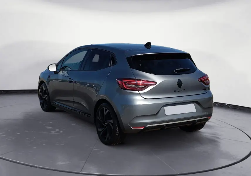 Renault Clio V E-Tech Full Hybrid gris foncé métal vue 3/4 arrière droit avec jantes noires et vitres teintées.