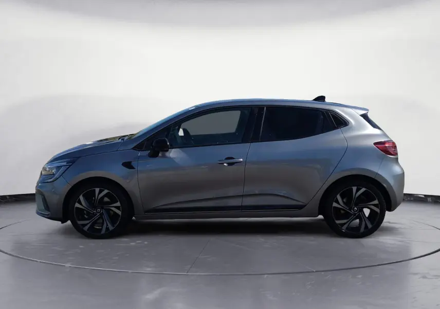 Profil côté gauche d'une Renault Clio V E-Tech Full Hybrid 145 gris foncé métal avec jantes alliage 17 pouces.