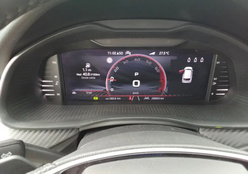 Vue rapprochée du tableau de bord numérique du Skoda Kamiq Monte-Carlo 2025 avec affichage digital et insert carbone.