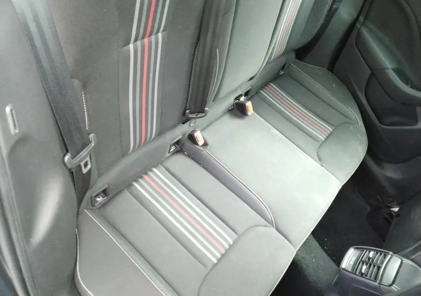Vue plongeante sur la banquette arrière noire avec bandes grises et rouges du Skoda Kamiq Monte-Carlo 2025.