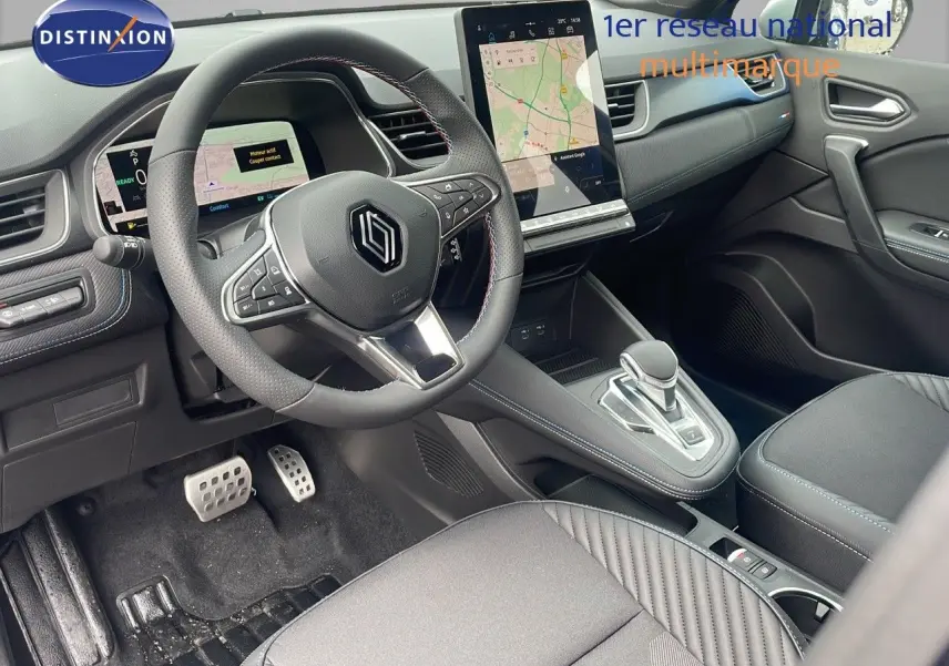 Intérieur du Renault Captur E-Tech hybride 2025 vu côté conducteur, avec volant multifonction et écran tactile central.