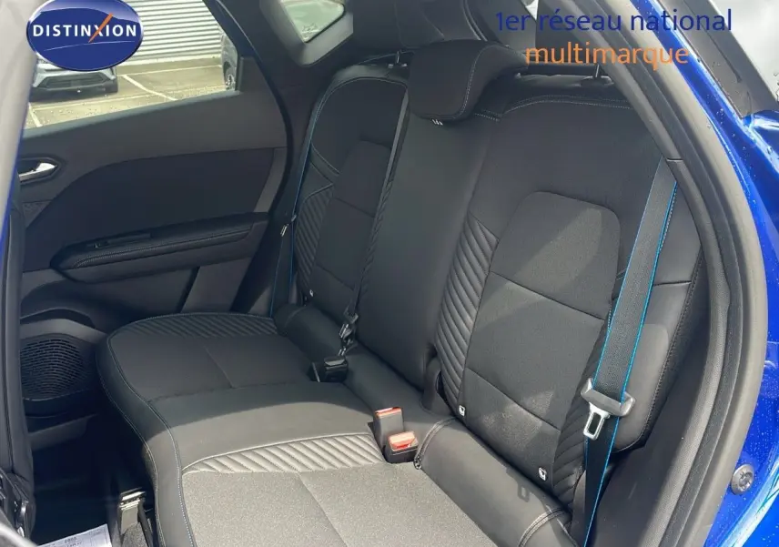 Vue intérieure sur la banquette arrière noire avec surpiqûres bleues du Renault Captur E-Tech hybride 2025 bleu iron metal.