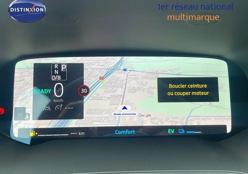 Tableau de bord numérique du Renault Captur E-Tech 2025 affichant navigation Google et alertes de sécurité.